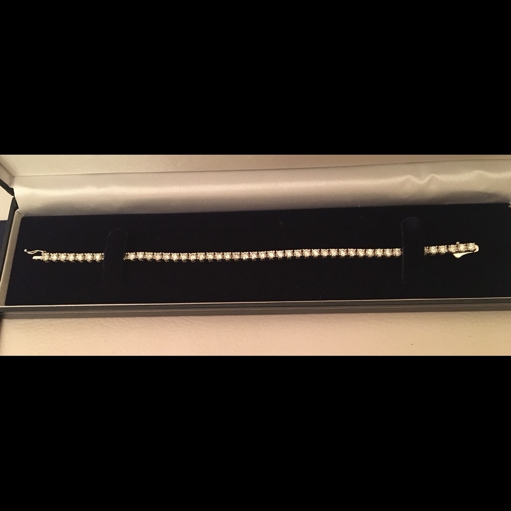 Diamond & White Gold Tennis Bracelet - Picture 7 of 8